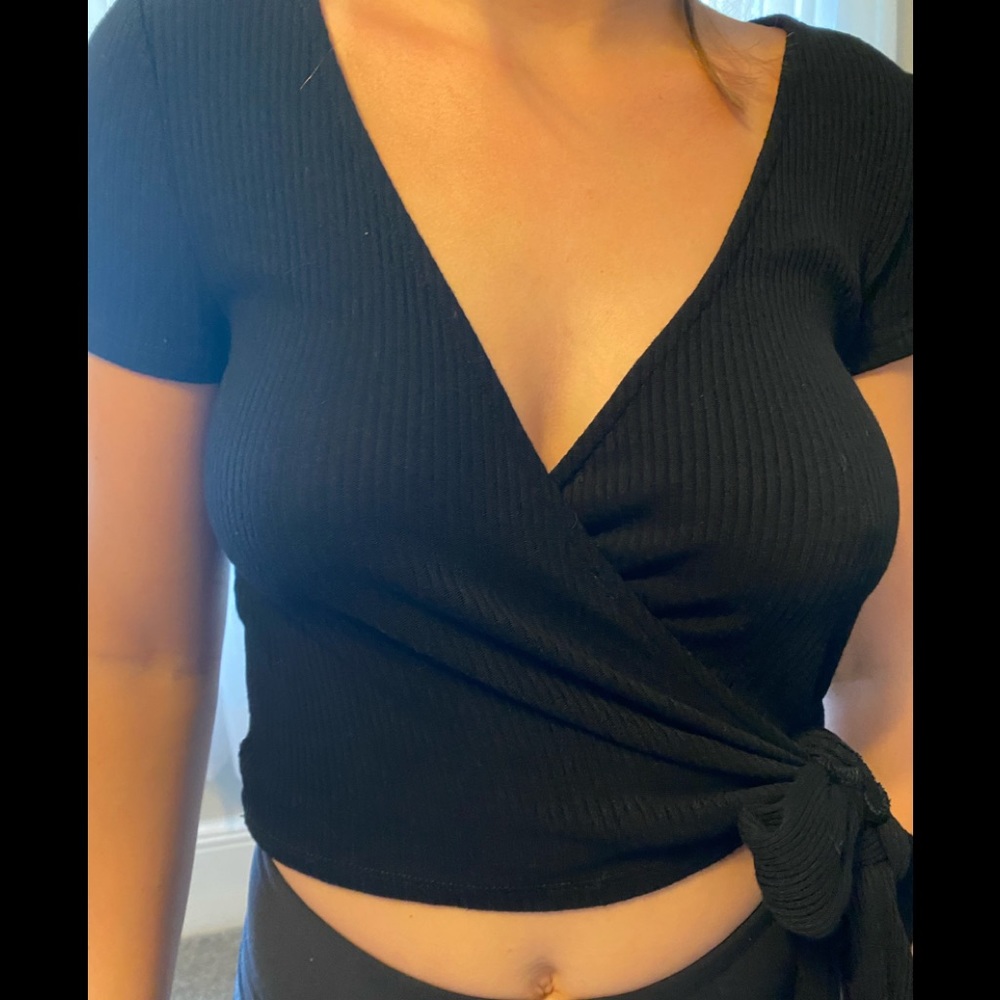 URBAN OUTFITTERS CROP TOP